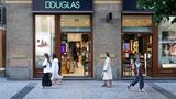 Heute beschäftigt die Douglas AG 19.000 Mitarbeiter und ist an 1.900 Standorten in 22 Ländern aktiv. Zum Beispiel in der Filiale auf dem Foto im tschechischen Prag