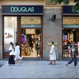 Heute beschäftigt die Douglas AG 19.000 Mitarbeiter und ist an 1.900 Standorten in 22 Ländern aktiv. Zum Beispiel in der Filiale auf dem Foto im tschechischen Prag