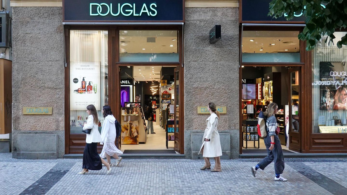 Heute beschäftigt die Douglas AG 19.000 Mitarbeiter und ist an 1.900 Standorten in 22 Ländern aktiv. Zum Beispiel in der Filiale auf dem Foto im tschechischen Prag