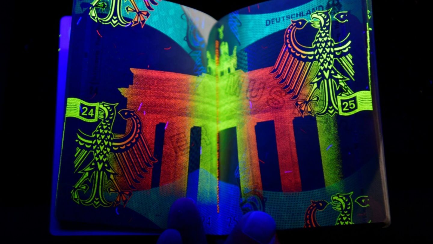 Deutscher Reisepass unter UV-Licht