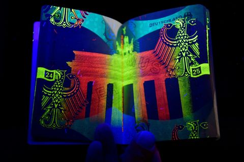 Deutscher Reisepass unter UV-Licht