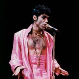 Prince mit dem Wort "Slave" – Sklave – auf der Wange am Mikrofon