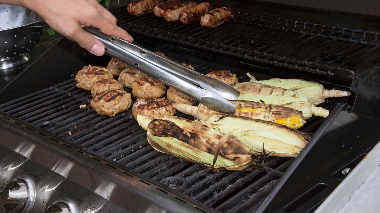 Enders Gasgrill: Frikadellen und Maiskolben auf einem Gasgrill