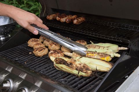 Enders Gasgrill: Frikadellen und Maiskolben auf einem Gasgrill