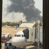 Dieses Einzelbild aus einem Video von @officialharshkataria zeigt eine Rauchwolke, die durch ein Fenster am Flughafen Ahmedabad zu sehen ist, nachdem der Air-India-Flug 171 abgestürzt war