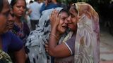 Ein Familienmitglied trauert, als es die Nachricht vom Tod ihres Bruders hört, der mit der Boeing 787 Dreamliner-Maschine von Air India in Ahmedabad abstürzte