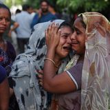 Ein Familienmitglied trauert, als es die Nachricht vom Tod ihres Bruders hört, der mit der Boeing 787 Dreamliner-Maschine von Air India in Ahmedabad abstürzte