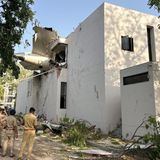 Das Heck der Boeing 787 Dreamliner-Maschine von Air India steckt nach dem Vorfall in Ahmedabad in einem Gebäude