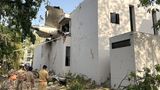 Das Heck der Boeing 787 Dreamliner-Maschine von Air India steckt nach dem Vorfall in Ahmedabad in einem Gebäude