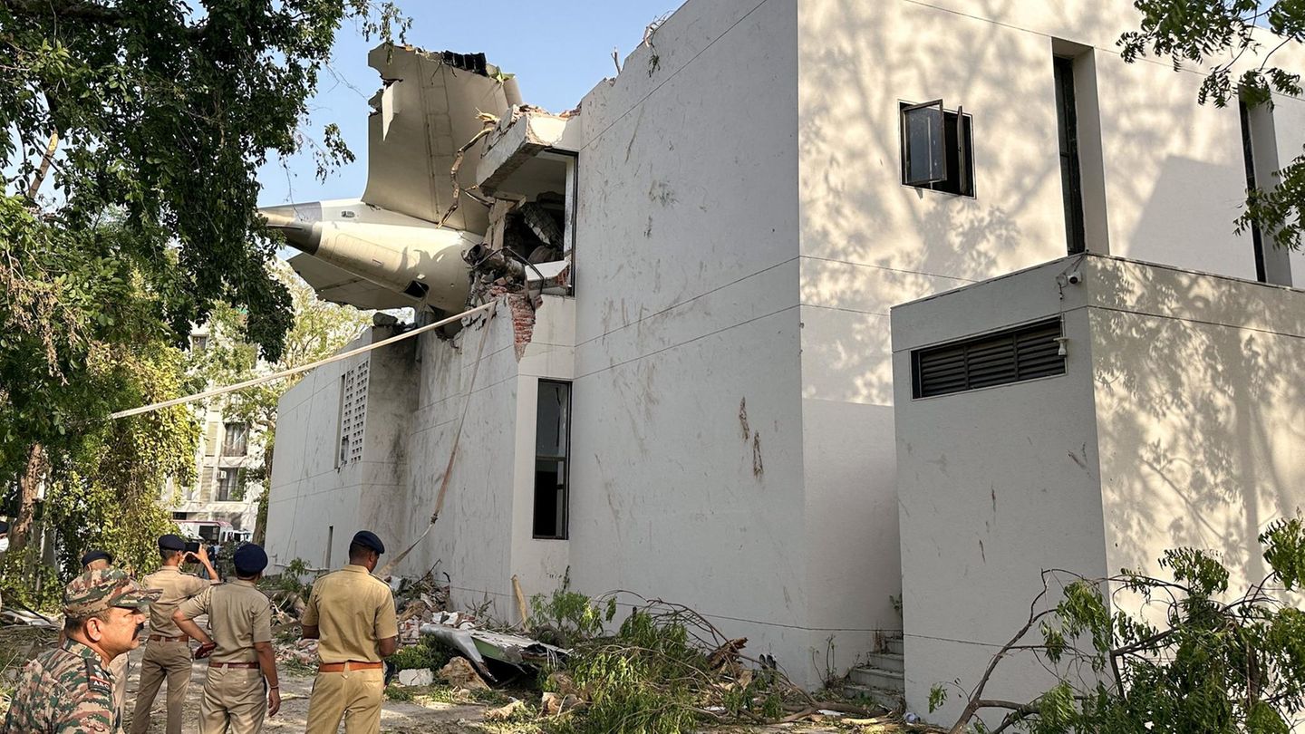 Das Heck der Boeing 787 Dreamliner-Maschine von Air India steckt nach dem Vorfall in Ahmedabad in einem Gebäude