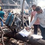 Menschen am Absturzort betrachten die Trümmer der Air-India-Maschine. Der Flug startete vom internationalen Flughafen Sardar Vallabhbhai Patel in Ahmedabad, etwa 17 Kilometer südlich von Gandhinagar, der Hauptstadt Gujarats