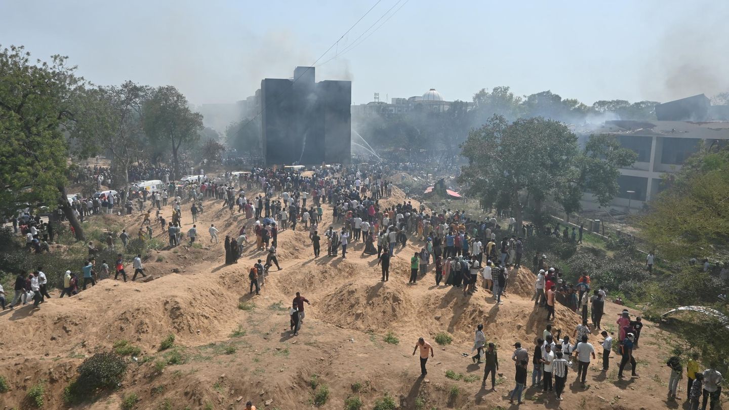 Indien: Die Absturzstelle kurz hinter dem Sardar Vallabhbhai Patel International Airport im westlichen indischen Bundesstaat Gujarat Die Absturzstelle kurz hinter dem Sardar Vallabhbhai Patel International Airport im westlichen indischen Bundesstaat Gujarat