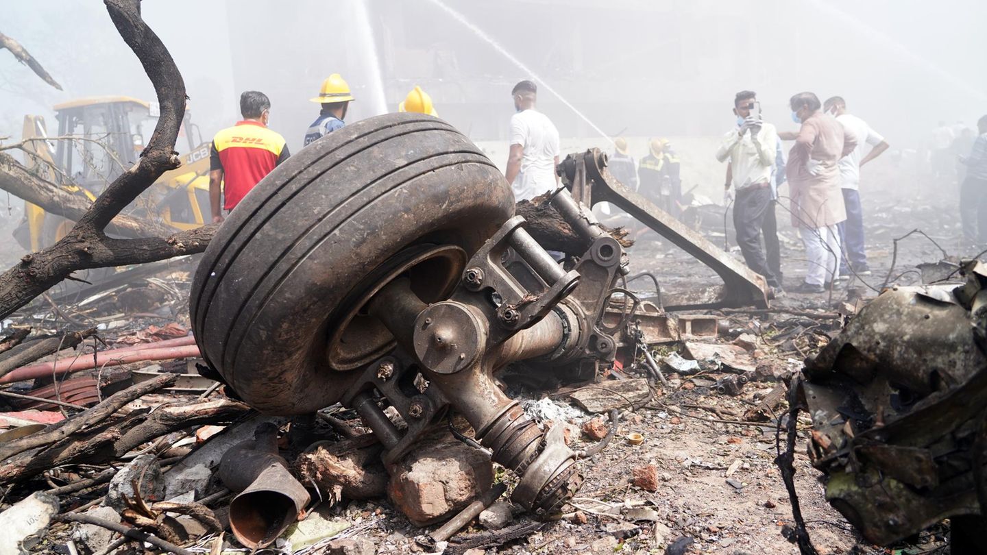 Indien-Mindestens-290-Tote-bei-Flugzeugabsturz-Die-Bilder-der-Ungl-cksstelle