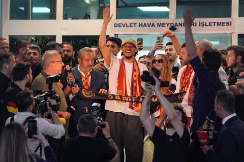 Sané landet in Istanbul und Millionen Menschen sehen zu