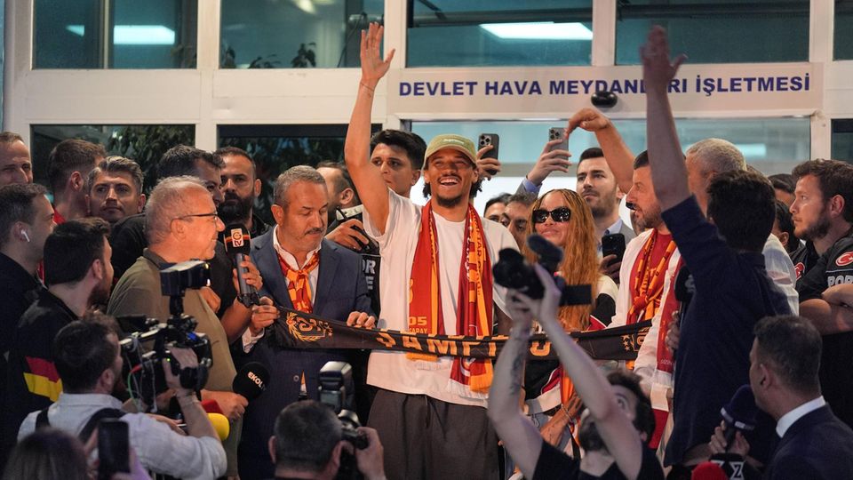 Sané landet in Istanbul und Millionen Menschen sehen zu
