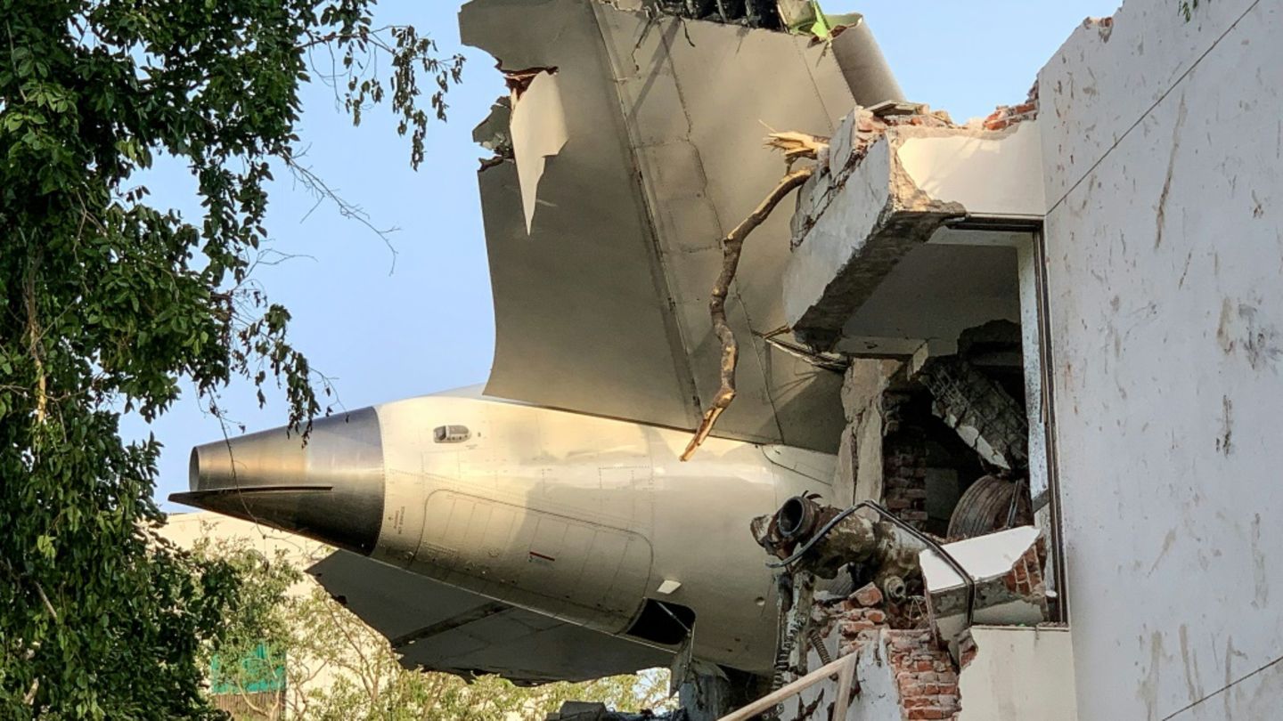 Flugzeug-mit-242-Menschen-in-Indien-abgest-rzt-Ein-berlebender