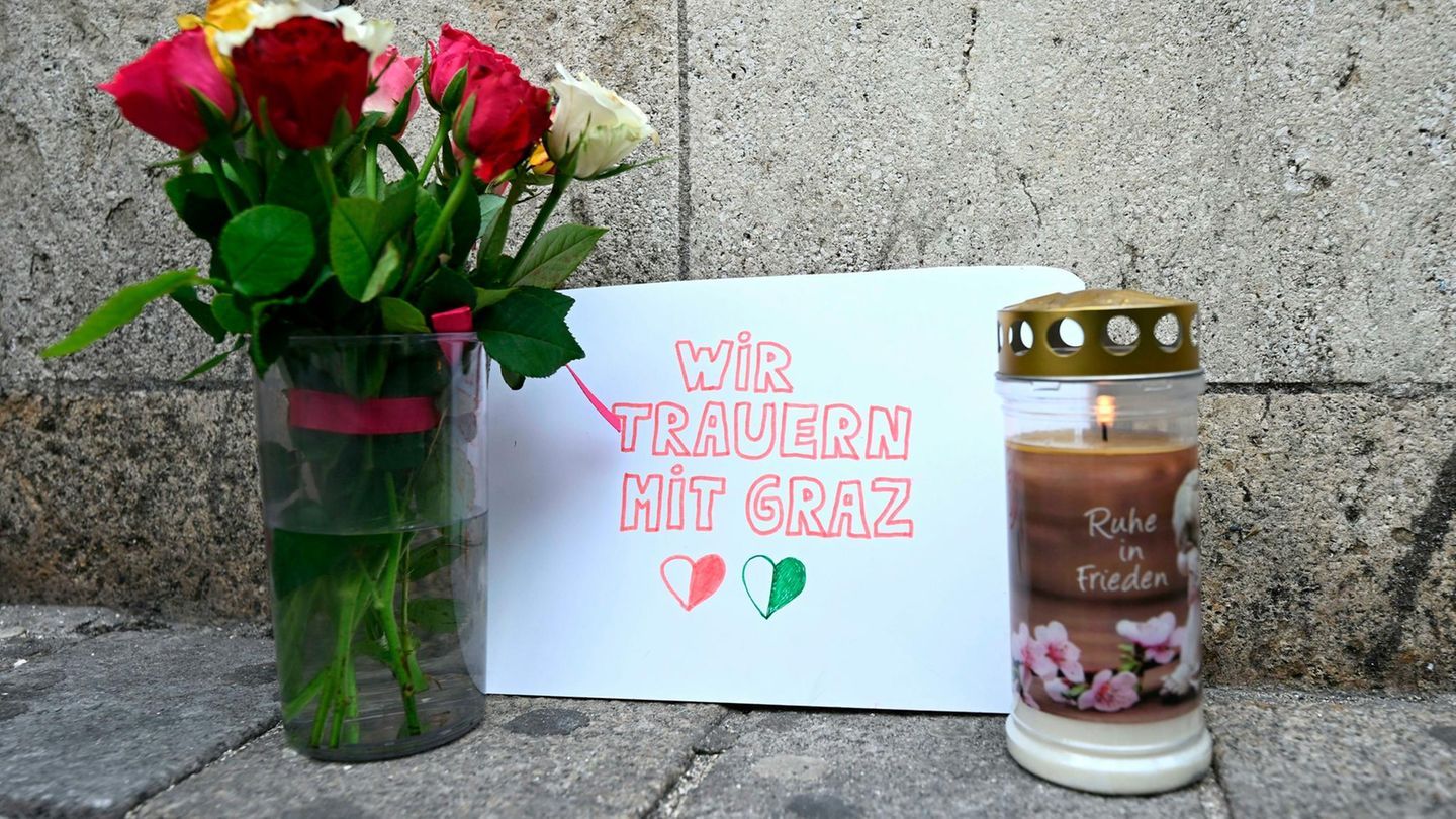 Waffenbehörden: Mit Blumen und einer Kerze wird den Opfern des Amoklaufs von Graz gedacht Mit Blumen und einer Kerze wird den Opfern des Amoklaufs von Graz gedacht