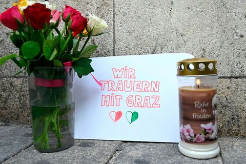 Waffenbehörden: Mit Blumen und einer Kerze wird den Opfern es Amoklaufs von Graz gedacht © Helmut Fohringer / Picture Alliance