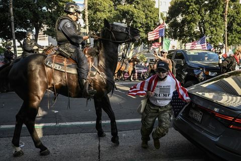 Sicherheitskräfte und Demonstrierende in Los Angeles