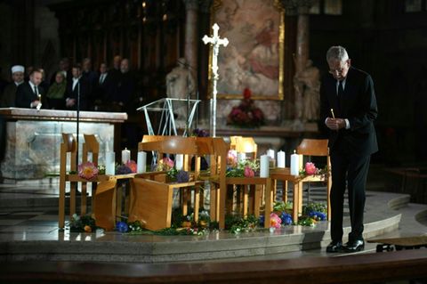 Alexander Van der Bellen entzündet erste Trauerkerze