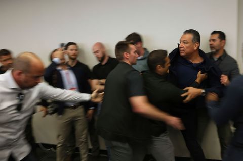 Auf Videoaufnahmen ist Padilla zu hören, wie er während der Pressekonferenz der Heimatschutzministerin der USA  "Hände weg" ruft
