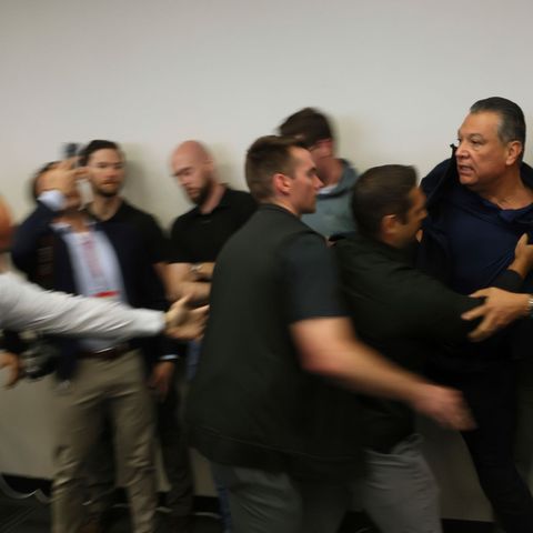 Auf Videoaufnahmen ist Padilla zu hören, wie er während der Pressekonferenz der Heimatschutzministerin der USA  "Hände weg" ruft
