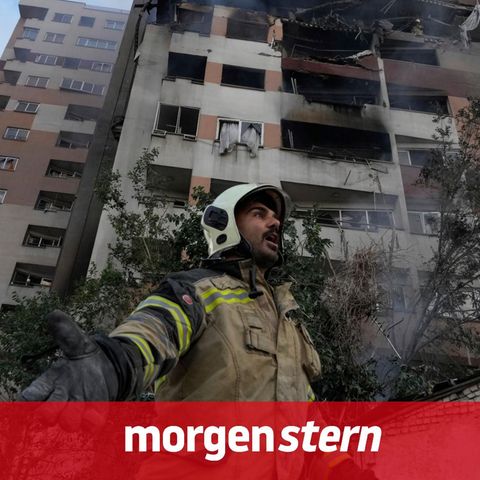 Ein Feuerwehrmann in Irans Hauptstadt Teheran am Ort einer Explosion in einer Wohnanlag