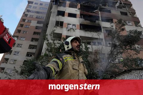 Ein Feuerwehrmann in Irans Hauptstadt Teheran am Ort einer Explosion in einer Wohnanlag