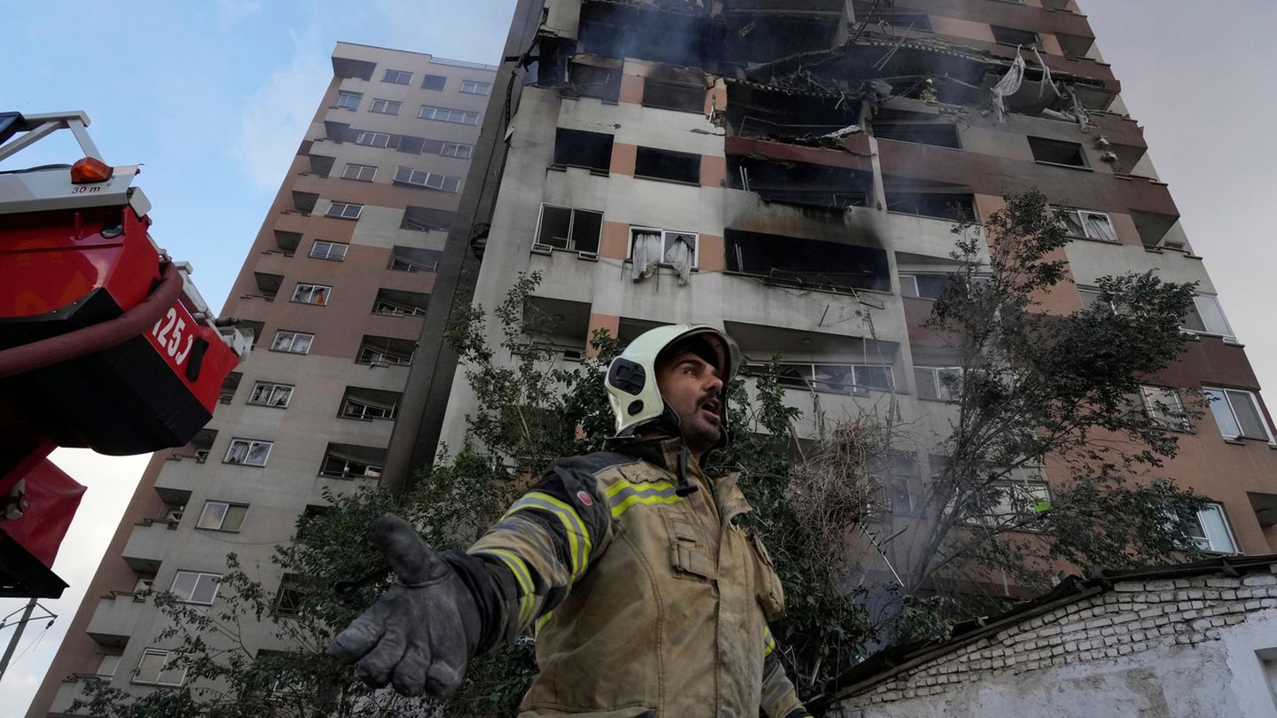 Israels Angriff auf den Iran: In Teheran ist ein Feuerwehrmann am Ort einer Explosion in einer Wohnanlage im Einsatz Israels Angriff auf den Iran: In Teheran ist ein Feuerwehrmann am Ort einer Explosion in einer Wohnanlage im Einsatz