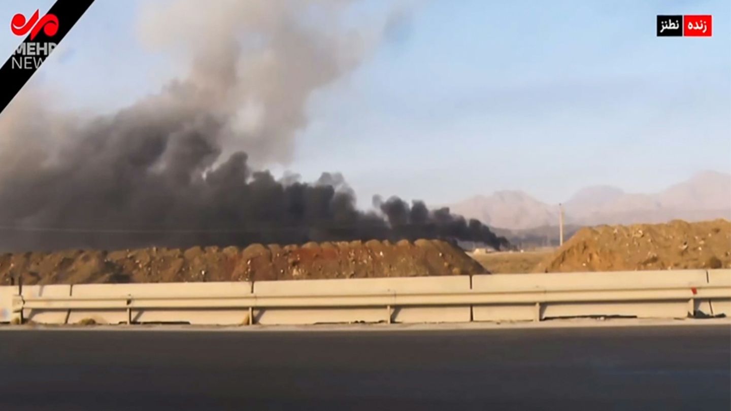 Rauch nach Angriff auf iranische Atomanlage Natans