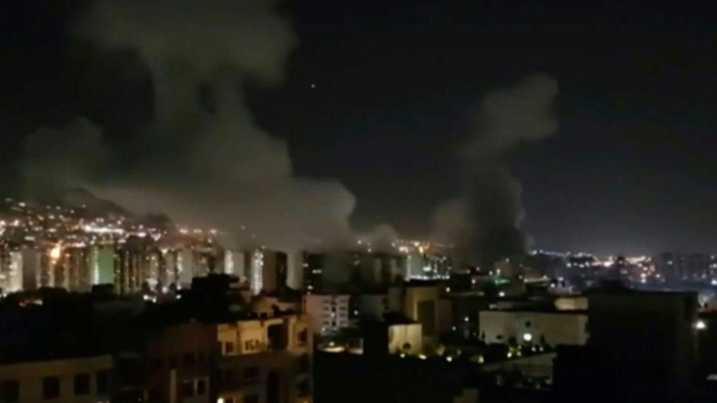 Bild des iranischen Fernsehens von Rauchsäule nach israelischem Angriff