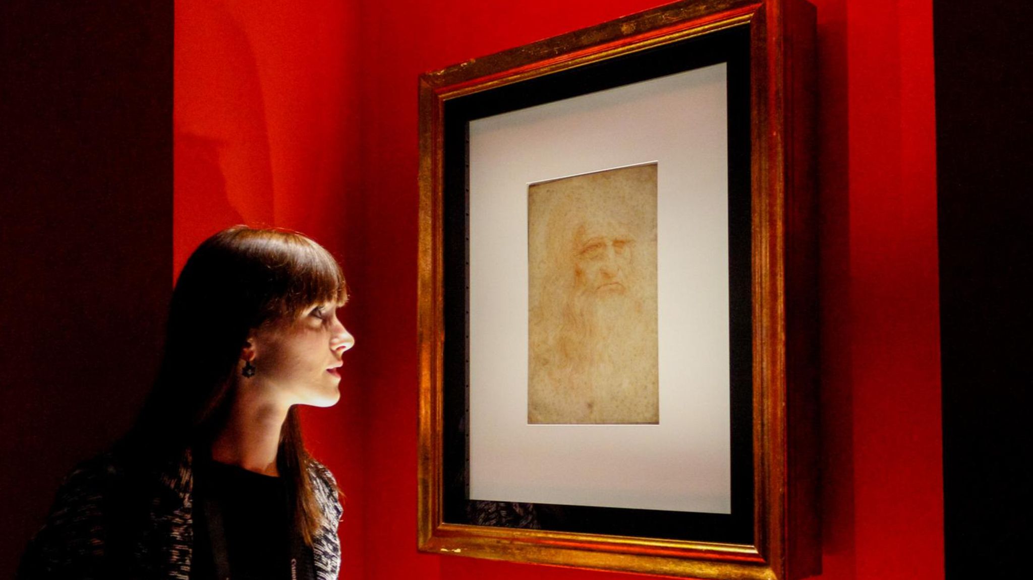 Eine Betrachterin vor einem Selbstportrait von Leonardo da Vinci