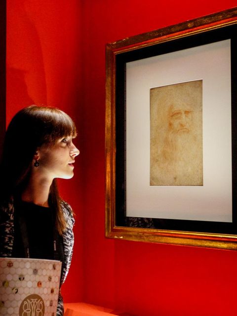 Eine Betrachterin vor einem Selbstportrait von Leonardo da Vinci