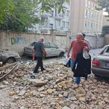 Menschen in Teheran gehen durch Schutt und Trümmer