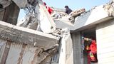 Rettungskräfte in einem zerstörten Gebäude in Teheran