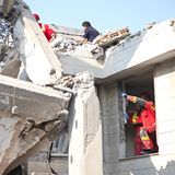Rettungskräfte in einem zerstörten Gebäude in Teheran
