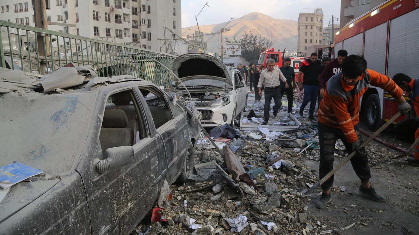 Aufräumarbeiten in Teheran