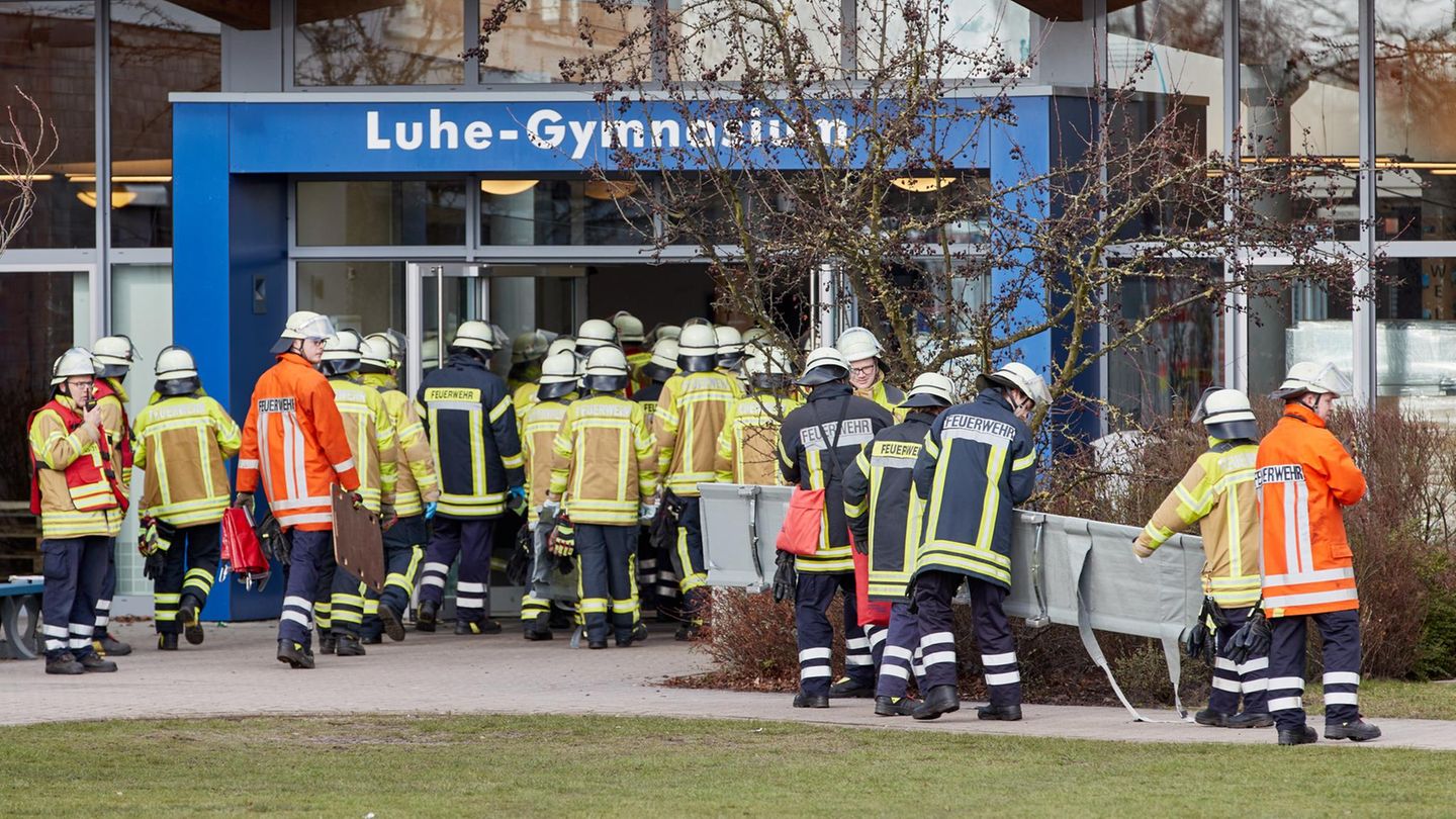 Feuerwehr und Rettungsdiensten vor dem Eingang des Luhegymnasiums