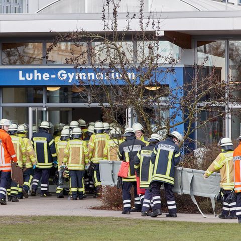 Feuerwehr und Rettungsdiensten vor dem Eingang des Luhegymnasiums