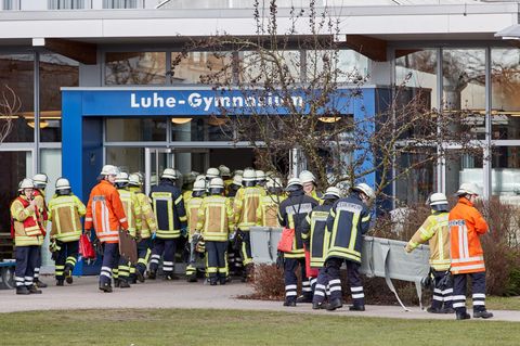 Feuerwehr und Rettungsdiensten vor dem Eingang des Luhegymnasiums