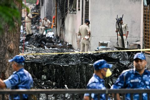 Einsatzkräfte am Absturzort in Ahmedabad