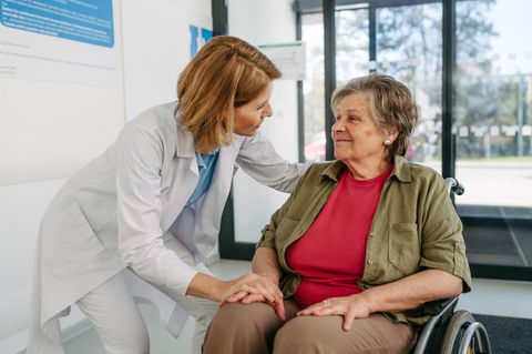 Wir nennen Ihnen ausgezeichnete Rehakliniken für geriatrische Erkrankungen