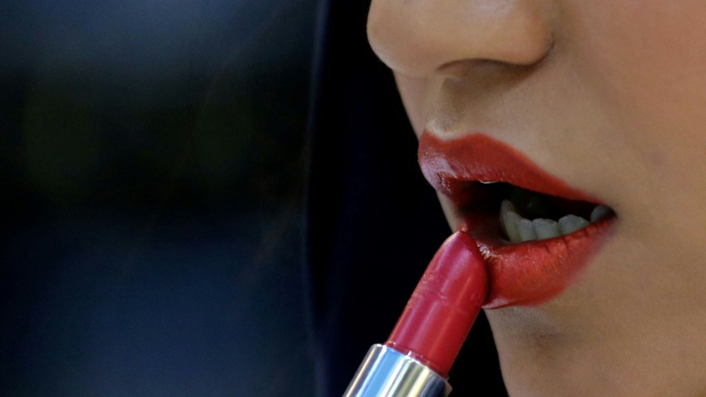 Frau mit rotem Lippenstift
