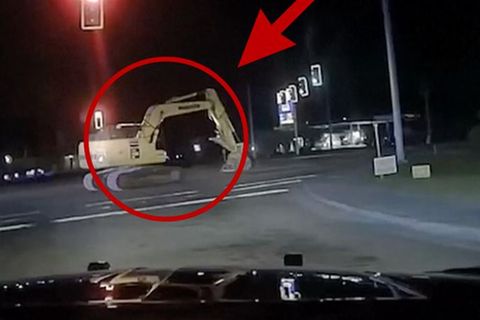 Ein Baggerfahrer flüchtet vor der Polizei