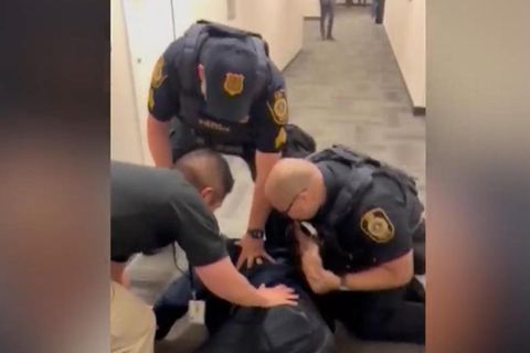 US-Senator am Boden in Handschelllen