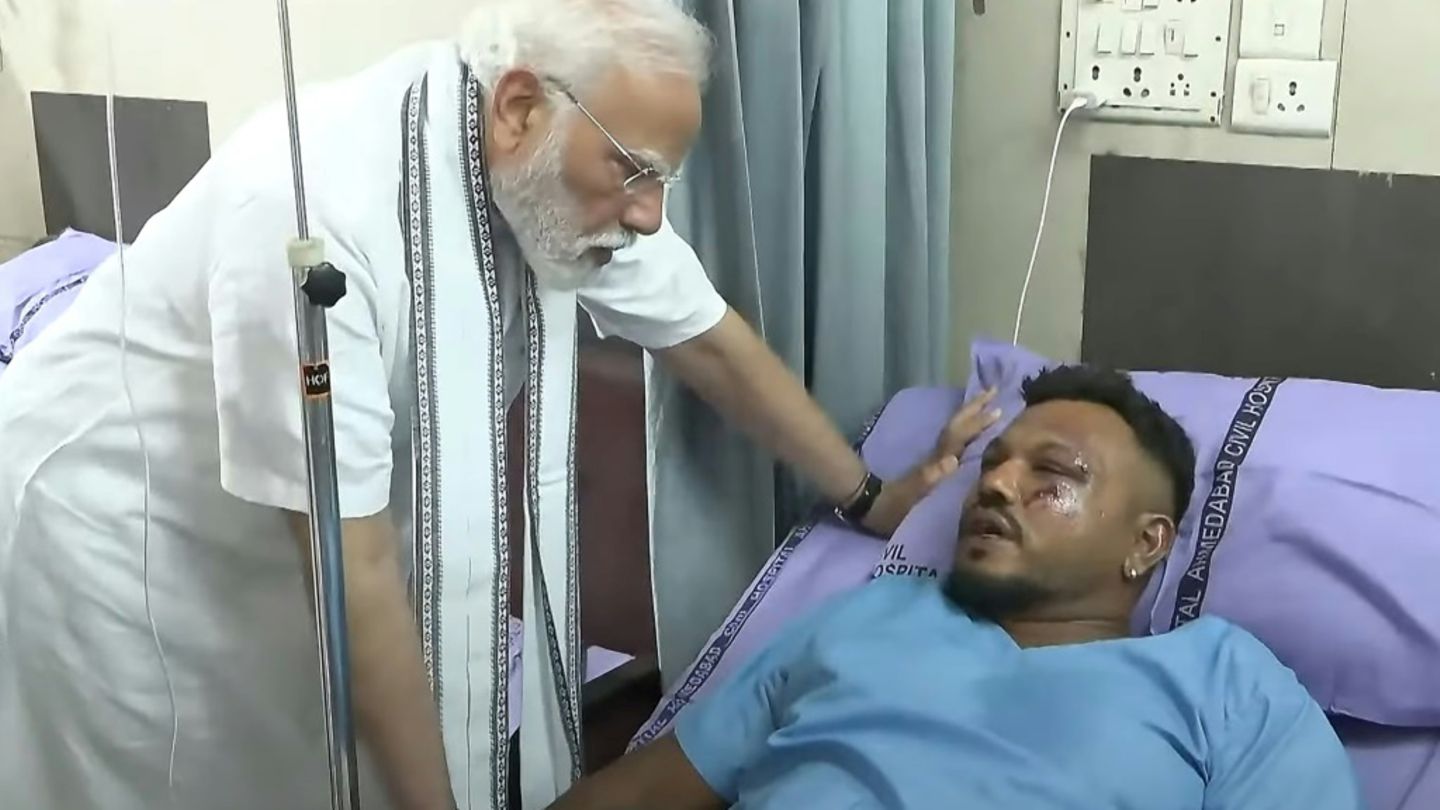 Indiens Regierungschef Modi bei dem Überlebenden Vishwash Kumar Ramesh