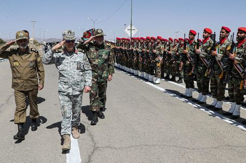 General Bagehri und zwei weitere Generale salutieren vor Soldaten der iranischen Armee