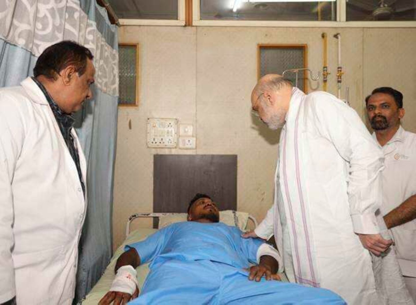 Im Krankenhaus von Ahmedabad besucht Indiens Innenminister Amit Shah den Briten Vishwash Kumar Ramesh