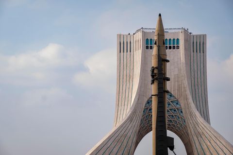 Eine Rakete wird in Teheran, Iran gezeigt