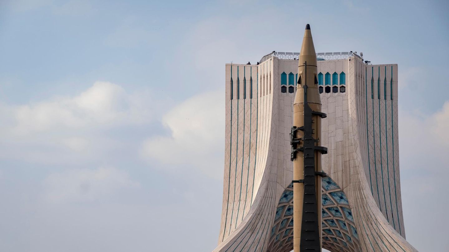 Eine Rakete wird in Teheran, Iran gezeigt Eine Rakete wird in Teheran, Iran gezeigt